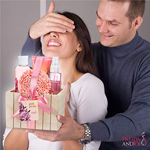 Pink Peony Bathroom Bath Set for Women, Complete Skincare Products in a Natural Wood Plant Box, Body Lotion, Shower Gel, Bubble Bath, Body Spray, Puff Gift – Mother's Day Gift for Mom